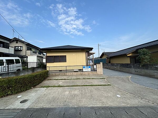 【リフォーム完成】駐車場は拡張して並列3台になりました。敷地内も砕石敷なので。車はたくさんとまります。
