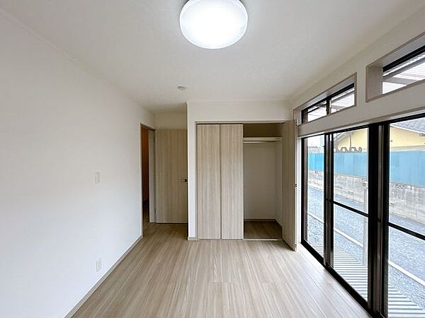 【リフォーム完成】二間続きの和室はひと部屋洋室に変更済。床フロア張り、天井壁クロス張替、照明交換済。