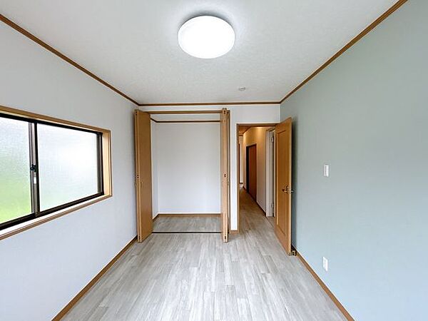 【リフォーム完成】洋室6帖は床クッションフロア張り、天井壁クロス張替、照明交換済。