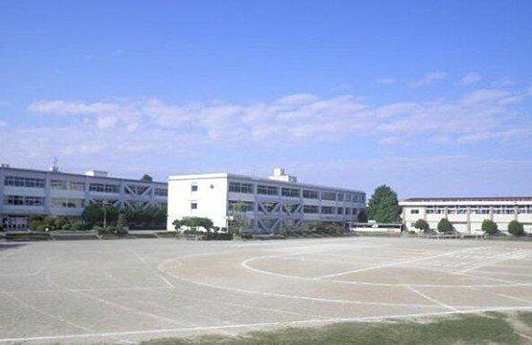 吉田小学校まで300ｍ（徒歩4分）