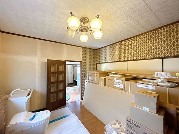 【リフォーム中・8/9撮影】1階8帖洋室の写真です。壁天井クロス・照明交換を行います。