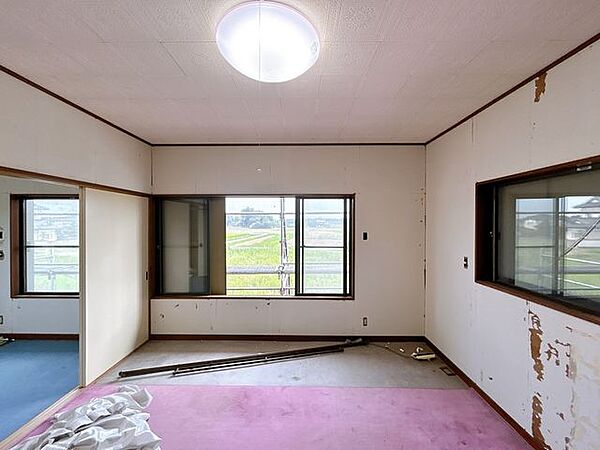 【リフォーム中・8/9撮影】2階8帖洋室別角度の写真です。2面窓があるので日が入りやすいです。