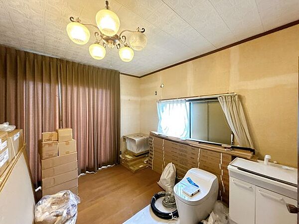 【リフォーム中・8/9撮影】1階8帖洋室別角度の写真です。和室との間は壁にし、独立した居室に致します。