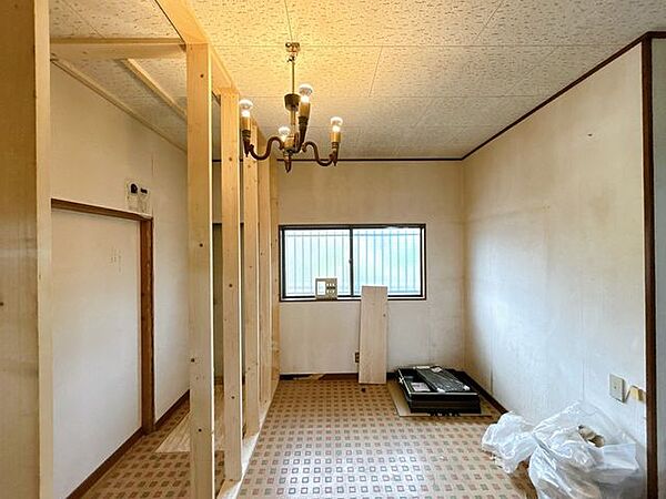 【リフォーム中・8/9撮影】ダイニングの写真です。LDKの一部になります。壁天井クロス・床フローリング重ね張りを行います。