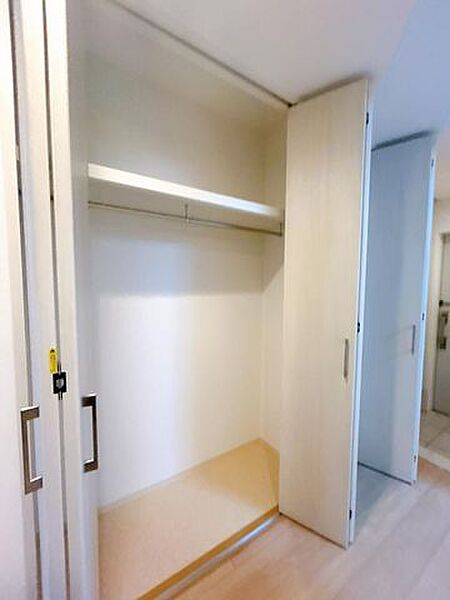 【リフォーム完成】廊下の収納です。クロス張替、クリーニングいたしました