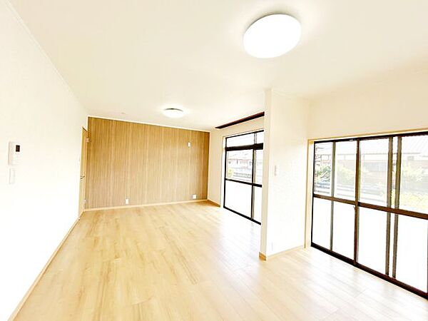 【リフォーム完成】17帖のLDKです。床重張、天井・壁クロス張替、照明交換済。