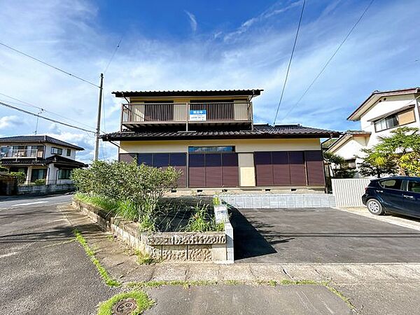 【リフォーム完成】南からの外観です。植栽は伐採・剪定してすっきりしました。外壁・屋根塗装済。駐車場拡張済。