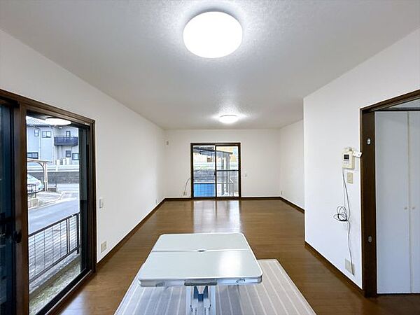 【リフォーム完成】リビングの様子です。クロス張替えいたしました。