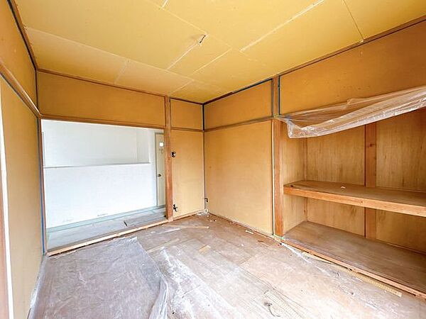 【リフォーム中・8/9撮影】2階中央6畳の和室の様子です。壁塗装、畳表替え、照明交換します。
