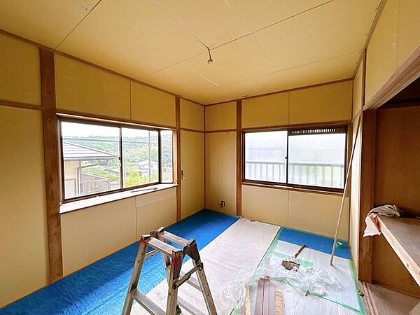 【リフォーム中・8/9撮影】2階東側6畳の和室は洋室に変更します。柱は残し壁クロス張、床フローリング張、襖張替、照明交換します。