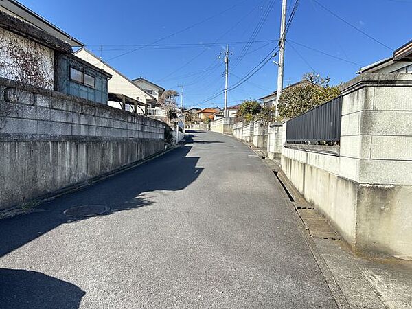 前面道路の様子です。幅が5.4mなので車のすれ違いが出来ます。交通量も少ないので駐車が楽です。
