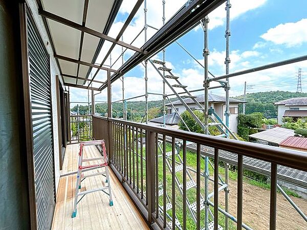 【リフォーム中・8/9撮影】バルコニーの様子です。南向きで風通しが良く洗濯物がよく乾きます。