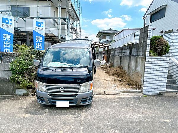 【リフォーム中・8/9撮影】駐車場の様子です。縦列で2台止められます。