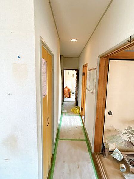 【リフォーム中・8/9撮影】1階廊下の様子です。玄関からトイレや洗面の出入りが見えない造りです。クロス張替え、正米交換します。