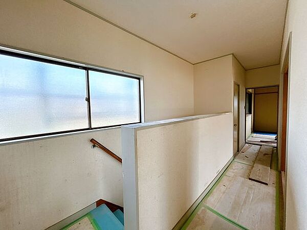 【リフォーム中・8/9撮影】2階廊下の様子です。直線で各部屋に入れます。クロス張替え、照明交換します。