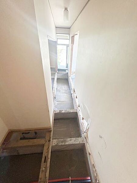 【リフォーム中8/9】1階の廊下です。土間コンクリート敷き施工しました。床張り替え、壁・天井クロス張替、照明交換します。