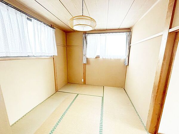 【リフォーム中8/9】二階の和室が洋室に変更します。床張り替え、天井・壁クロス張替、建具・照明交換します。