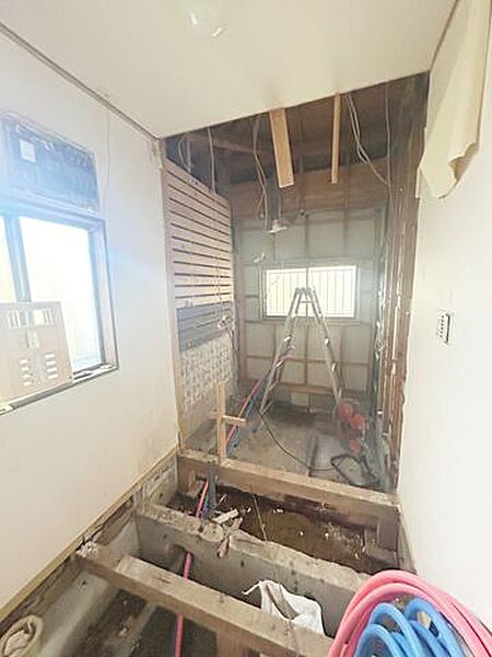 【リフォーム中8/9】洗面脱衣室は土間コンクリート敷き施工しました。洗面台交換、クッションフロア張。天井・壁クロス張替、照明交換します。