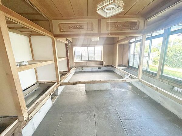 【リフォーム中8/9】二間続きの和室は洋室2部屋になります。土間コンクリート敷き施工中。
