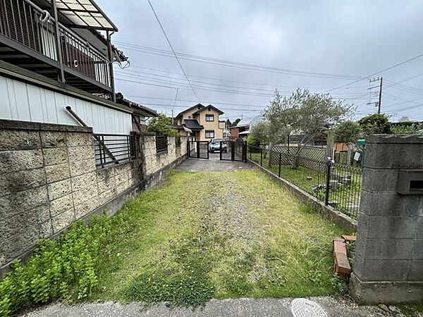 【リフォーム中8/9】庭側からみた駐車場です。幅4ｍあります。