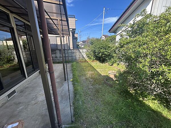 【リフォーム中8/9】庭の写真です。土間は高圧洗浄します。