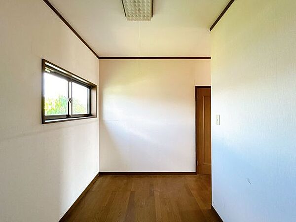 【リフォーム前】2階9.5帖の洋室です。収納としても、書斎としても使えそうです。フローリングの重ね張り、クロスの張替えを行います。