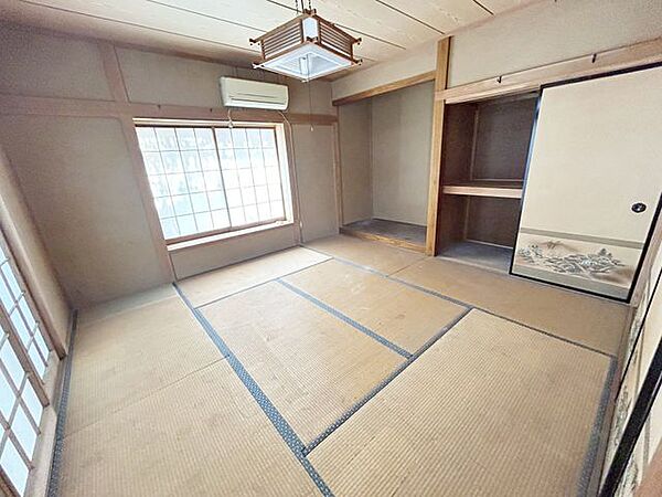 【リフォーム前】1階和室8帖です。畳表替え、天井クロス張、襖・障子張り替、壁塗装、照明交換します