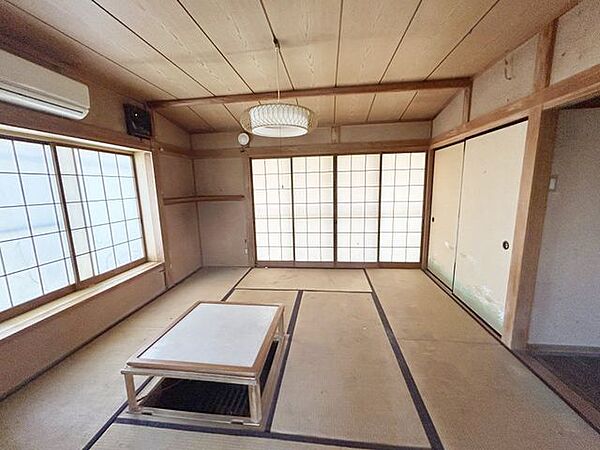 【リフォーム前】和室の今は洋室LDKに間取り変更します。床フロア張、天井・壁クロス張、照明交換、収納設置予定。