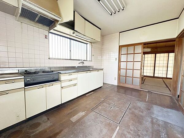 【リフォーム前】キッチンは居間とつなげてLDKに間取り変更します。床フロア張、天井・壁クロス張、照明交換、収納設置予定。