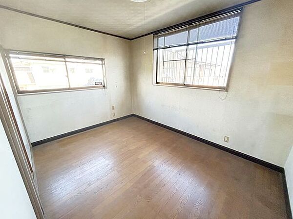 【リフォーム前】2階上がって右洋室6帖です。床クッションフロア張、建具交換、天井・壁クロス張替、小m、英交換予定。