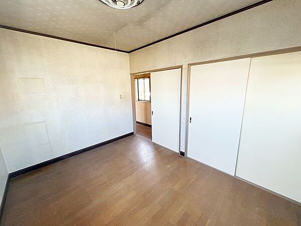 【リフォーム前】2階2階上がって右洋室6帖です。床クッションフロア張、建具交換、天井・壁クロス張替、小m、英交換予定。