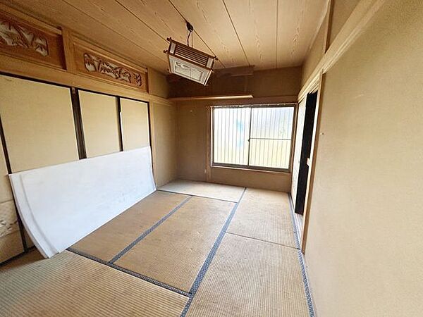 【リフォーム前】1階和室6帖は和洋室になります。床フロア張、天井クロス張、襖・障子張り替、壁塗装、照明交換します。