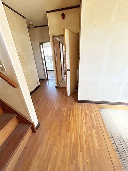 【リフォーム前】玄関前に洗面台を設置します。見えない様に壁を設置します。玄関前が広いから出来ることですね。