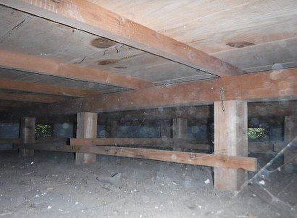 中古住宅の3大リスクである、雨漏り、主要構造部分の欠陥や腐食、給排水管の漏水や故障を2年間保証します。その前提で床下まで確認の上でリフォームし、シロアリの被害調査と防除工事もおこないます。