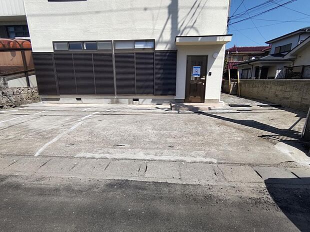【リフォーム済】駐車場の写真です。玄関前に隅切りを作成し、東側も停められるようになりました。