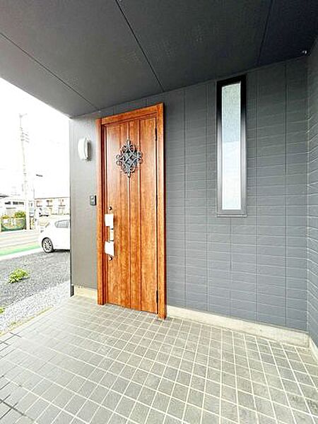 【リフォーム完成】玄関の写真です。玄関ドアはLIXIL社製のドアに交換しました。
