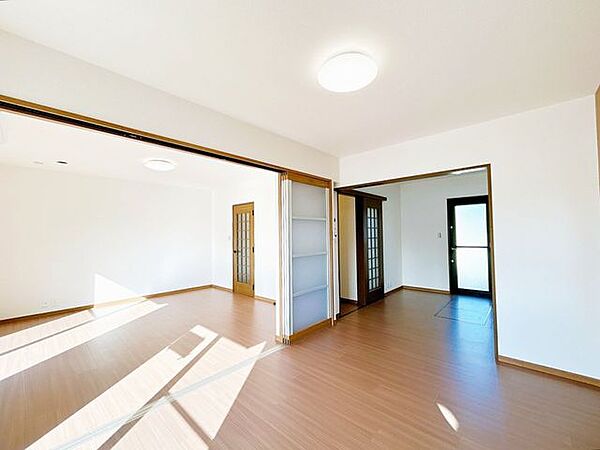 【リフォーム完成】リビングの写真です。床はクッションフロア重張り、壁と天井はクロス張替えを行いました。