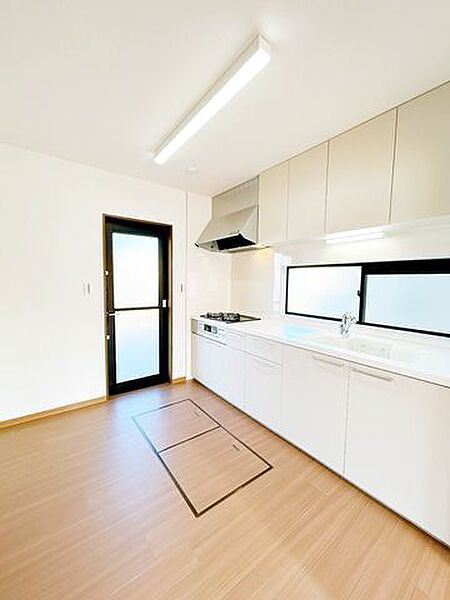 【リフォーム完成】キッチンの写真です。新品に交換しました。収納も充実しており、毎日のお料理が快適に行えます。