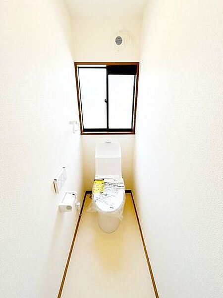 【リフォーム完成】トイレの写真です。新品交換、クッションフロア張替・クロス張替え・照明交換を行いました。