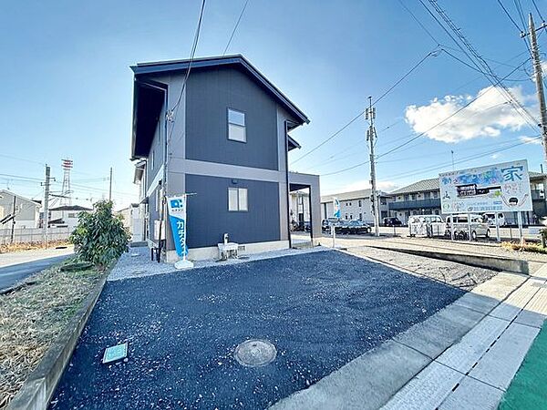 【リフォーム完成】駐車場の写真です。整地を行いました。並列3台駐車可能です。（車種による）