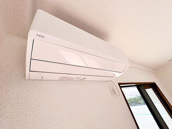 【リフォーム完成】1階洋室にエアコンも一台設置済みです。お引越しの当日から快適に過ごせます。