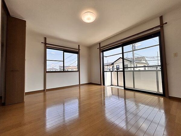 【リフォーム完成】2階東側洋室の写真です。朝日の入るお部屋となりますので、寝室にいかがでしょうか。