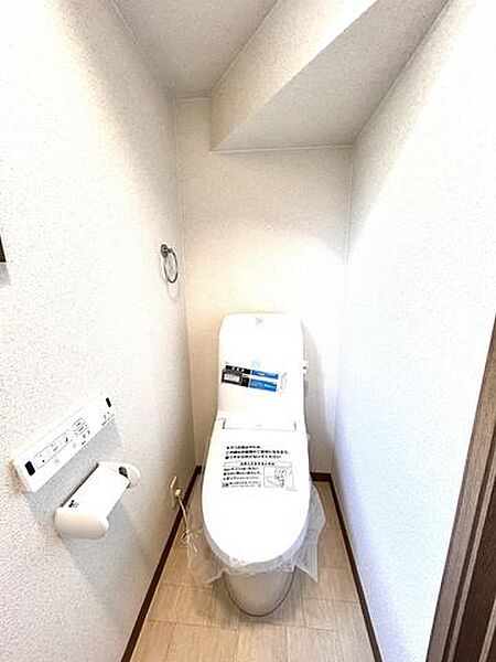 【リフォーム完成】トイレの写真です。トイレ交換、クロス張替、照明交換を行いました。
