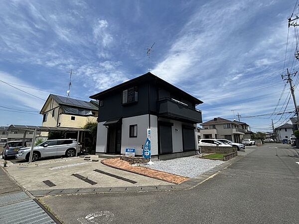 【リフォーム完成】外観写真です。外壁屋根塗装・駐車場拡張を行いました。スタイリッシュな見た目に生まれ変わりました。