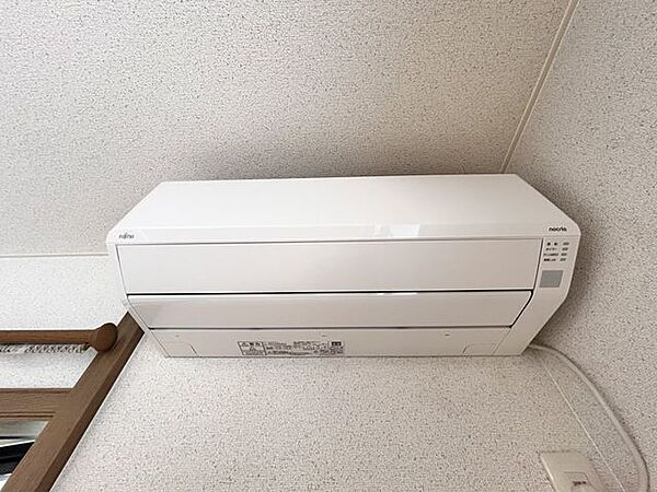 【リフォーム完成】リビングにはエアコンも設置済みです。お引越し当日から快適に過ごせます。