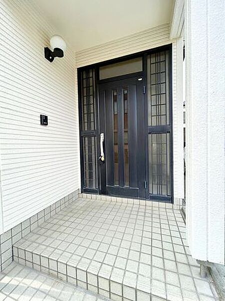 【リフォーム済】玄関外部の写真です。鍵交換・照明玉交換を行いました。