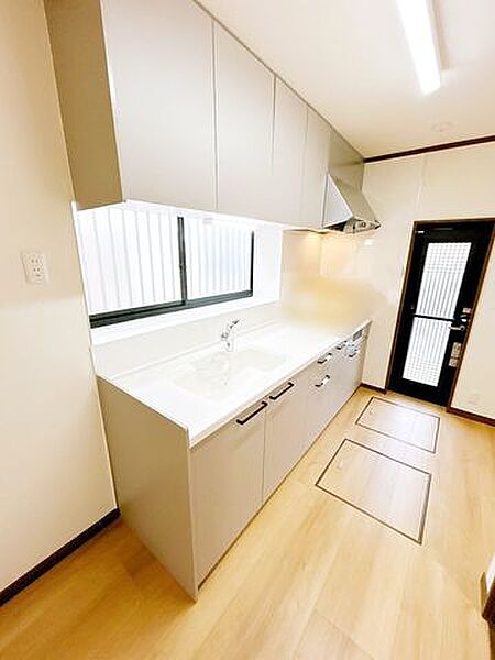 【リフォーム済】キッチンは新品に交換しました。幅約255cmと広々しています。