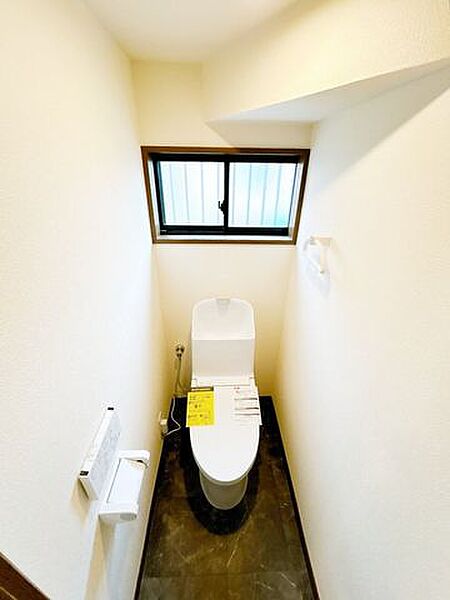 【リフォーム済】1階トイレの写真です。TOTO製の温水洗浄付便器に交換しました。従来に比べ約59%節水。手洗いは水はねを防ぐデザインでお手入れ楽々。便器はGコートと呼ばれる加工がされており汚れも…