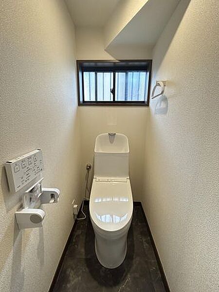 【リフォーム済】1階トイレの写真です。TOTO製の温水洗浄付便器に交換しました。従来に比べ約59%節水。手洗いは水はねを防ぐデザインでお手入れ楽々。便器はGコートと呼ばれる加工がされており汚れも…