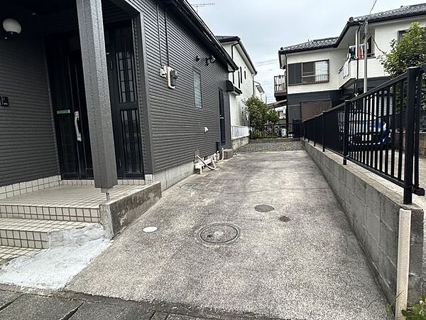 【リフォーム済】駐車場の写真です。物置撤去・土部分砂利引き・隅切り作成を行いました。縦列3台駐車可能です。